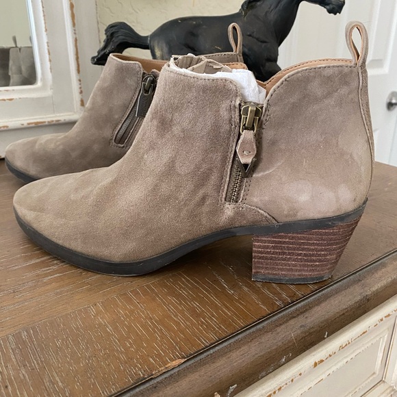Lightly Worn Women’s Vionic Cecily Suede Boots Size 9 - Picture 2 of 7